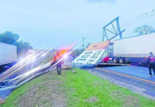 Trailer crash knocks down arch and closes the Qro-SLP highway