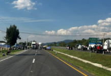 Blockade on Highway 57, SLP–Querétaro section; protesters demand an end to water shortages.